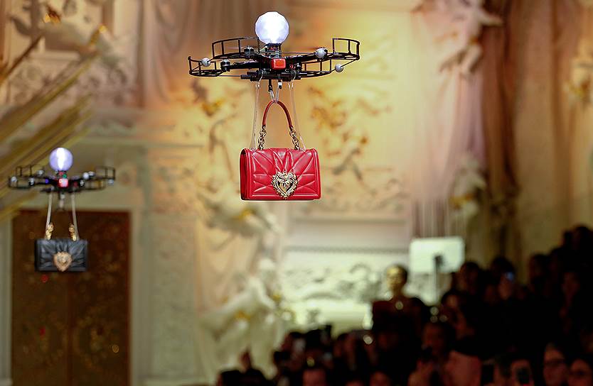 Милан, Италия. Полет дронов на показе женской коллекции  Dolce &amp; Gabbana в рамках Недели моды