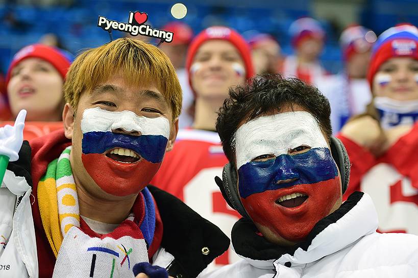 Азиатские болельщики решили поддержать команду из России в хоккейном матче против Словакии в рамках группового этапа 