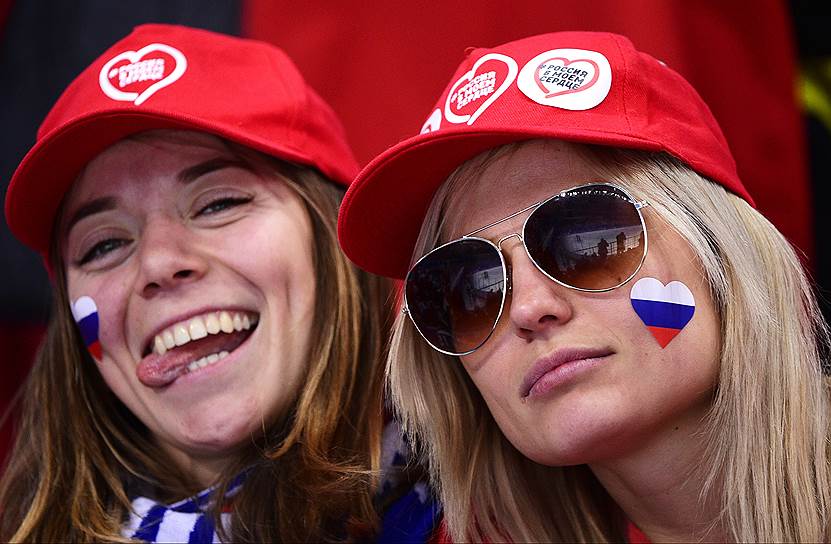 Российские болельщицы на трибуне во время хоккейного матча между женскими командами России и Финляндии 