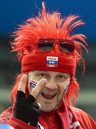 Зритель 1/4 финала между сборными России и Норвегии в шапке с надписью «Россия в моем сердце»