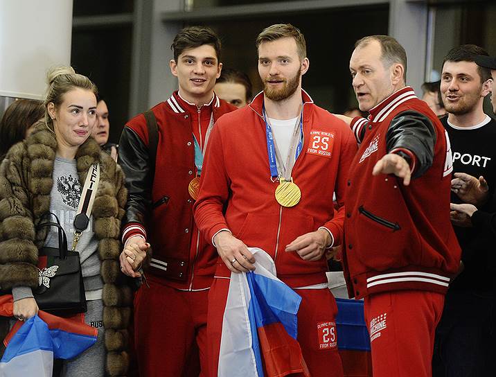 Хоккеист Михаил Григоренко (в центре)
