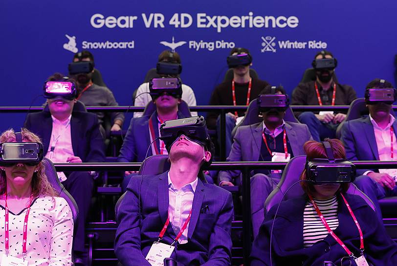 Посетители тестируют очки виртуальной реальности от Samsung 