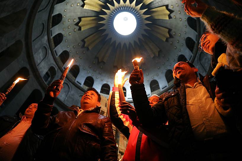 Иерусалим, Израиль. Верующие держат свечи в Храме Гроба Господня