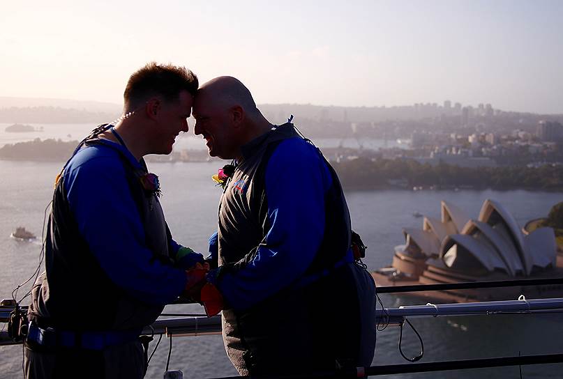 Сидней, Австралия. Влюбленная пара отмечает заключение гей-брака