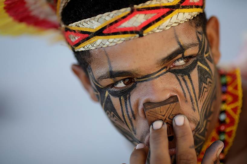 Бразилиа, Бразилия. Представитель индейского племени патаксо