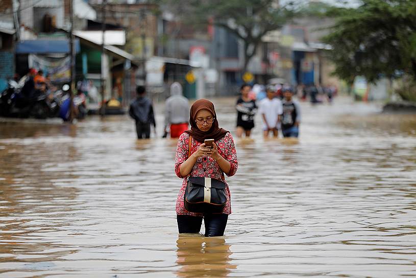 Западная Ява, Индонезия. Местная женщина после наводнения