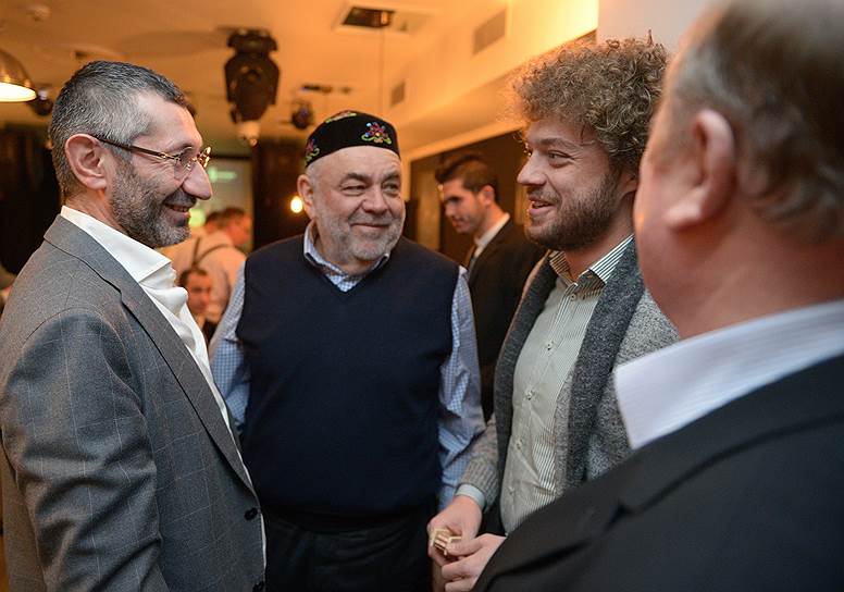 Президент Российского еврейского конгресса Юрий Каннер (второй слева) и блогер Илья Варламов (второй справа) во время празднования Пурима в джаз-клубе JAM