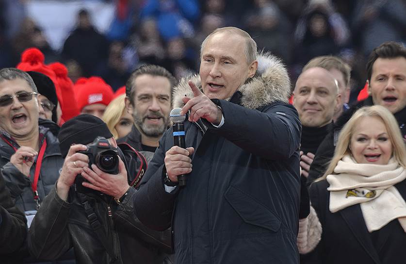 Кандидат в президенты России Владимир Путин (в центре)