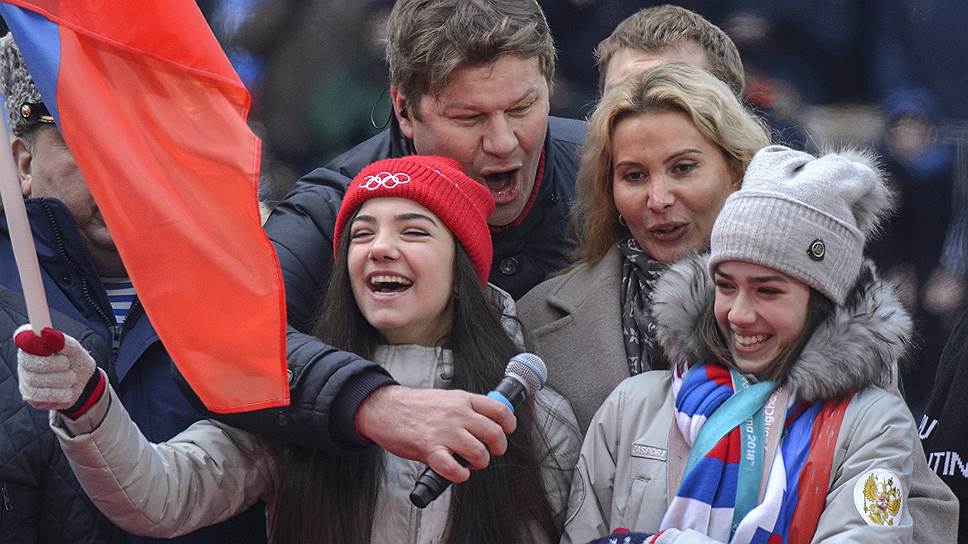Слева направо: фигуристка Евгения Медведева, спортивный комментатор Дмитрий Губерниев, тренер по фигурному катанию Этери Тутберидзе и олимпийская чемпионка по фигурному катанию Алина Загитова