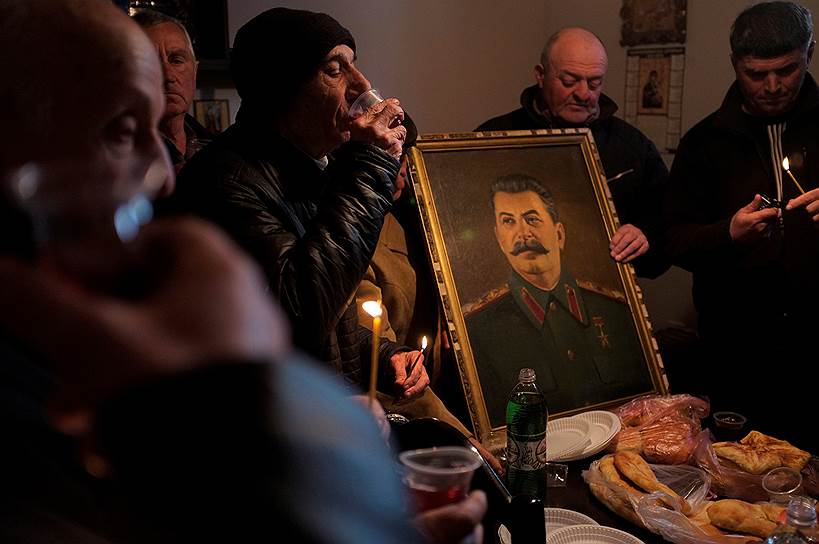 Гори, Грузия. Жители родного города Иосифа Сталина поминают генералиссимуса в 65-летнюю годовщину его смерти