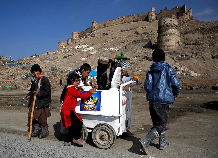 Кабул, Афганистан. Дети покупают мороженое
