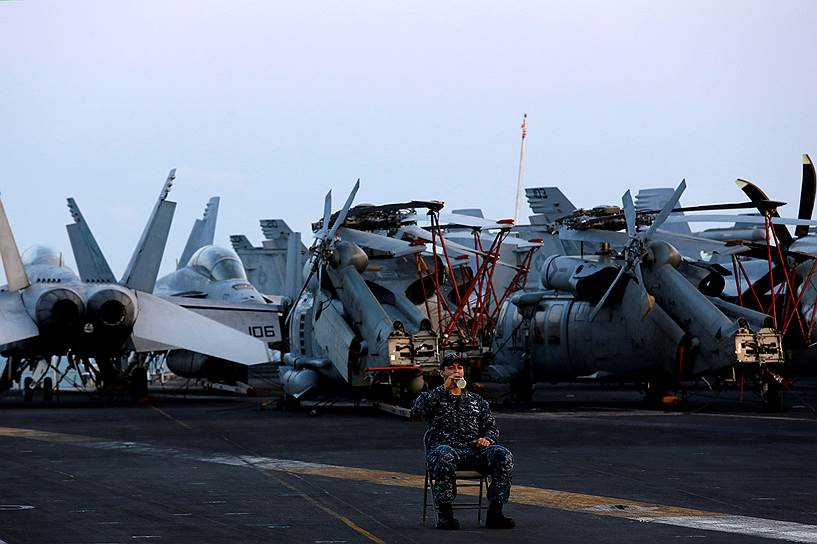 Дананг, Вьетнам. Американский моряк охраняет воздушные суда после прибытия авианосца «Карл Винсон» в порт 