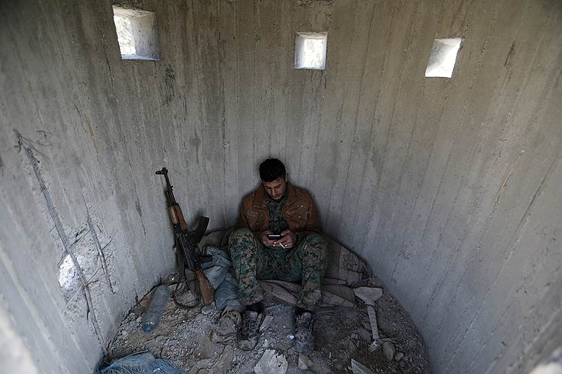 Африн, Сирия. Боец Свободной армии Сирии во время отдыха