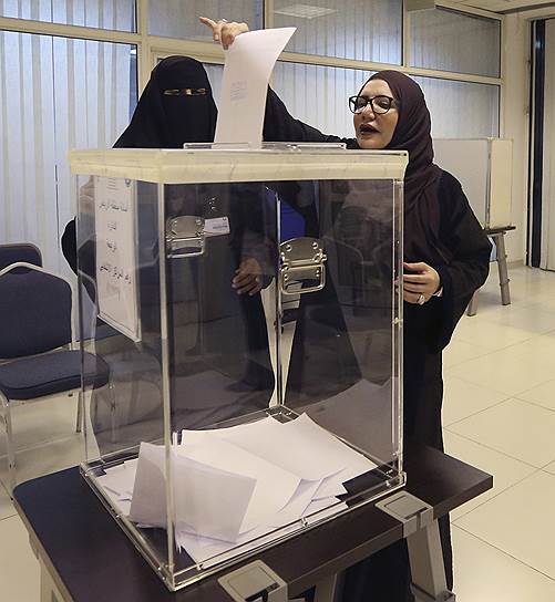 В 2015 году женщины впервые проголосовали на муниципальных выборах в Саудовской Аравии. На тех же выборах избраться в местные органы власти попытались 978 женщин. Во время кампании избирком Саудовской Аравии решил уравнять мужчин и женщин, которым традиционно запрещено открывать лицо, и запретил всем кандидатам публиковать фотографии на агитационных материалах 