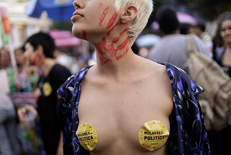 Женщины также продолжают отстаивать свое право на прерывание беременности. В 2017 году в 14 крупнейших городах Бразилии прошли протесты против внесения в конституцию поправки о полном запрете абортов. Около 300 жительниц Рио-де-Жанейро устроили шествие от площади Синеландия к зданию Законодательной ассамблеи региона. Акция закончилась столкновениями с полицией, в ходе которых власти применили слезоточивый газ