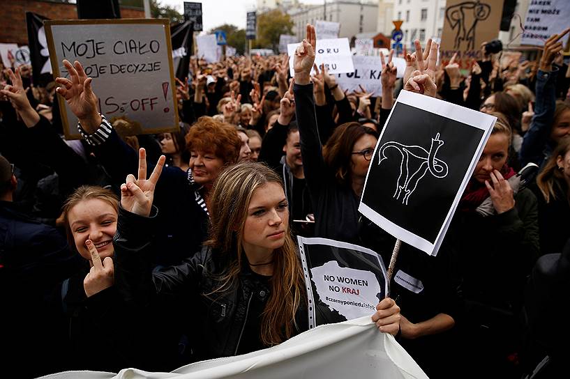 В 2016 году противницы полного запрета абортов провели акцию  «черный понедельник» в  крупнейших городах Польши. На улицы вышли около 100 тыс. протестующих. В итоге скандальный законопроект о запрете абортов был отклонен Сеймом