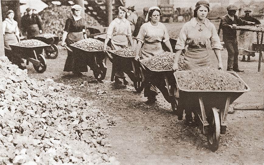Женщины занимались дорожными работами во все времена