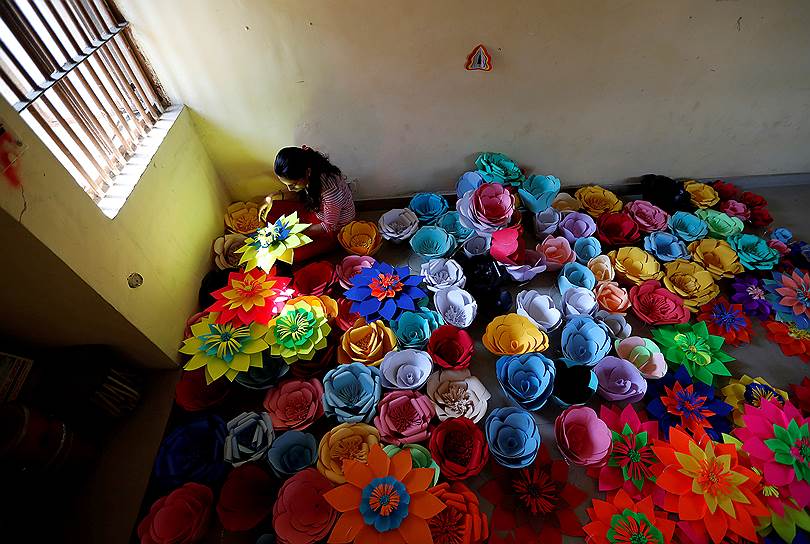 Нью-Дели, Индия. Заключенная готовит декорации к празднованию Международного женского дня в тюрьме «Тихар»