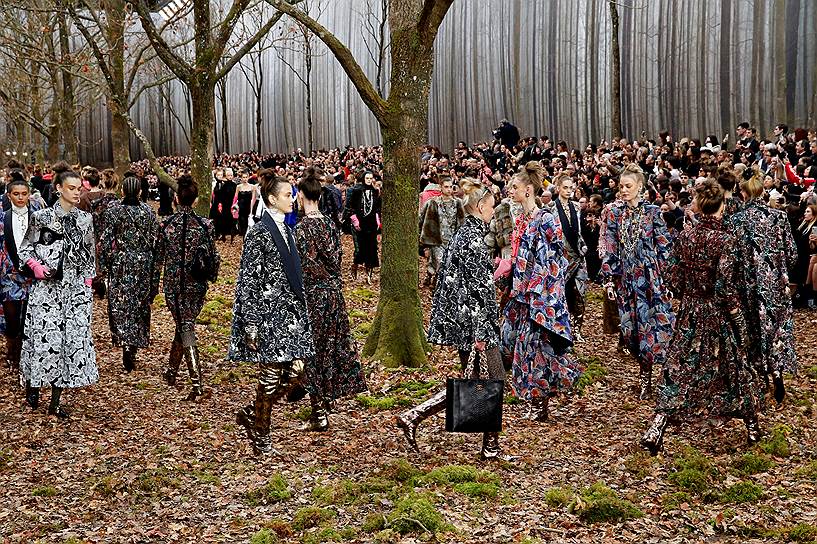 Париж, Франция. Презентация женской коллекции одежды Карла Лагерфельда в рамках Недели моды