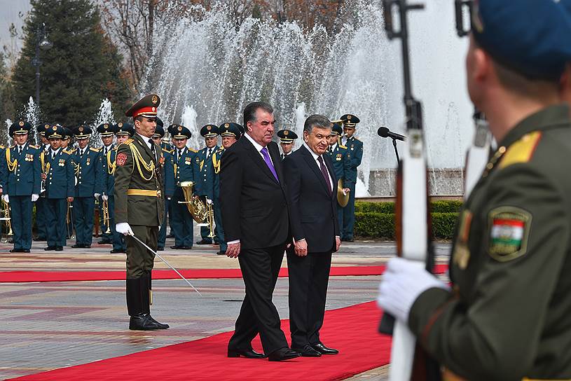 Президент Таджикистана Эмомали Рахмон (слева) и президент Узбекистана Шавкат Мирзиёев