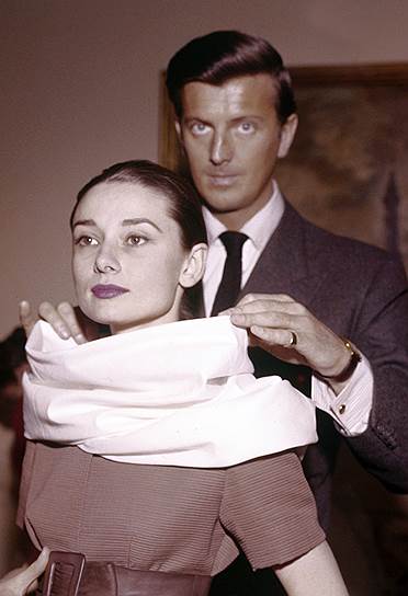 В 1953 году Юбер де Живанши познакомился с главной музой своей жизни – актрисой Одри Хепберн. Их дружба длилась многие годы, а ее результатом стали классические наряды, актуальные и сегодня. К примеру, все костюмы для фильма &quot;Завтрак у Тиффани&quot;, включая легендарное маленькое черное платье, были созданы Живанши. Для Одри Хепберн был создан и первый аромат модного дома – духи L’Interdit  (1957)