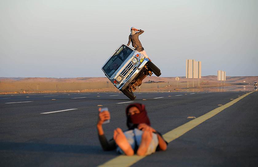 Табук, Саудовская Аравия. Местный житель исполняет трюк на автомобиле 