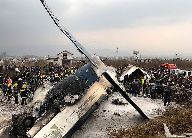 Катманду, Непал. Обломки самолета, потерпевшего крушение с 71 пассажиром на борту 