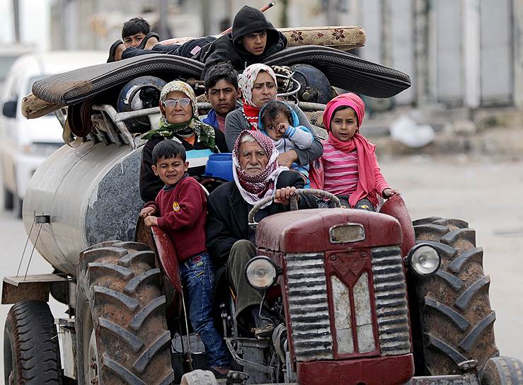 Африн, Сирия. Местные жители покидают деревню после того, как она была захвачена бойцами Свободной армии Сирии