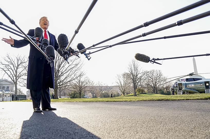 Кэмп-Спрингс, штат Мэриленд (США). Президент США Дональд Трамп во время общения с прессой