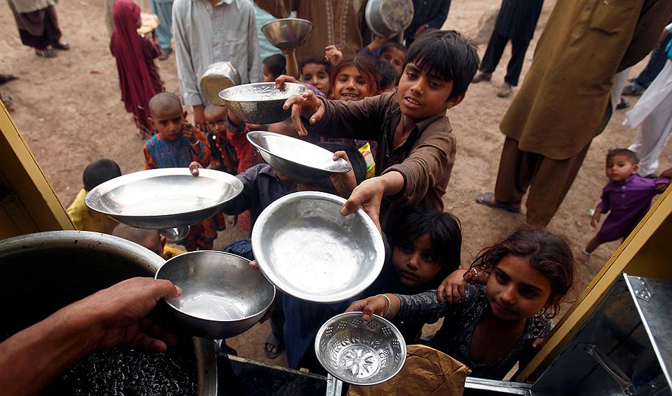 Пешавар, Пакистан. Дети в ожидании раздачи еды 