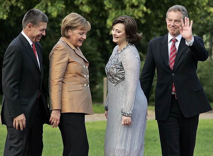 Июнь 2007 года. Премьер-министр Великобритании Тони Блэр (1997—2007) с супругой (справа) и канцлер Ангела Меркель с мужем Иоахимом Зауэром (слева) перед официальным ужином G8 в Хайлигендамме (Германия)