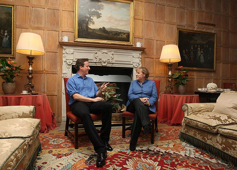 Октябрь 2010 года. Британский премьер-министр Дэвид Кэмерон (2010—2016) беседует с канцлером Ангелой Меркель в официальной резиденции глав правительства Великобритании в Чекерсе 