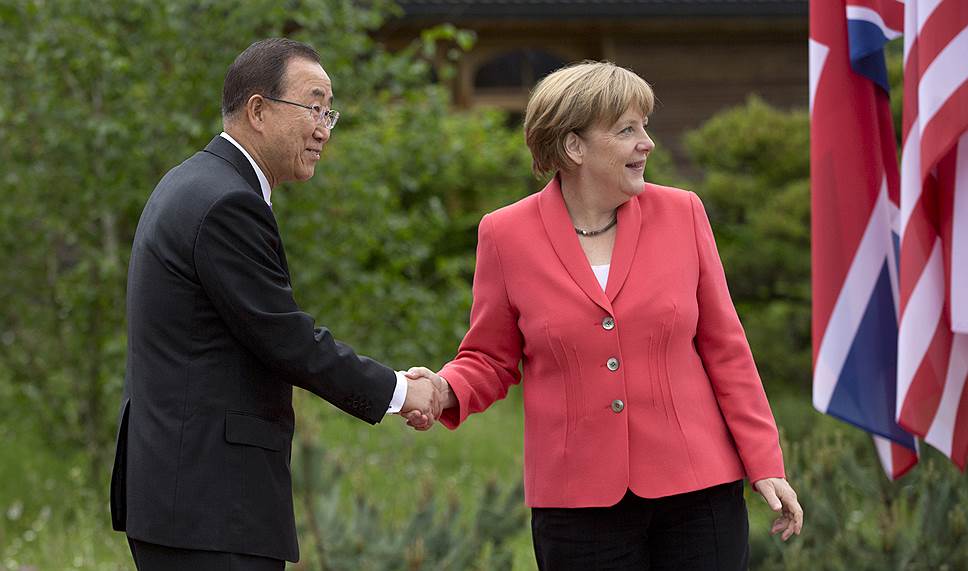 Июнь 2015 года. Канцлер ФРГ Ангела Меркель приветствует генерального секретаря ООН Пан Ги Муна (2007—2016) на саммите G7 в Гармиш-Партенкирхене, Германия