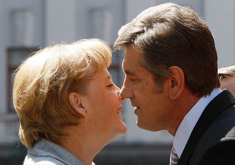 Июль 2008 года. Президент Украины Виктор Ющенко (2005—2010) приветствует Ангелу Меркель во время официальной встречи в Киеве