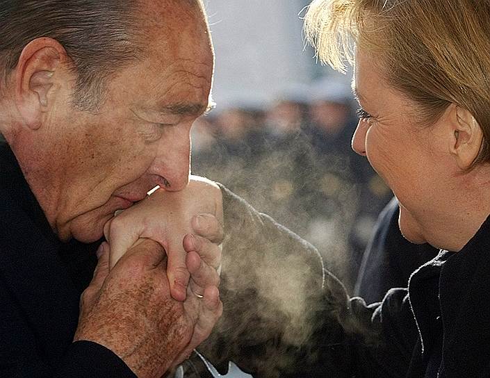 Март 2006 года. Президент Франции Жак Ширак (1995—2007), прибыв в Берлин на встречу с федеральным канцлером, целует руку Ангелы Меркель