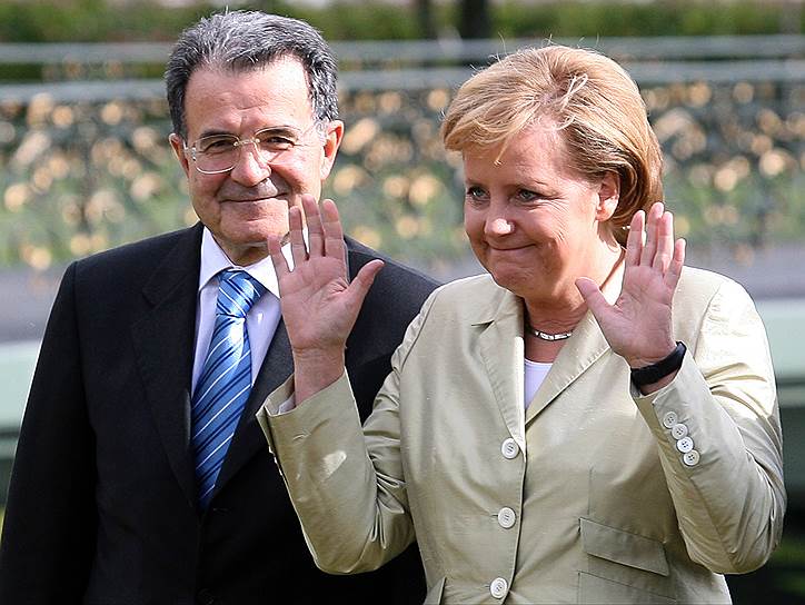 Июль 2006 года. Госпожа Меркель и премьер-министр Италии Романо Проди (2006—2008) готовятся к общей фотографии лидеров стран во время Саммита G8 в Константиновском дворце в Санкт-Петербурге