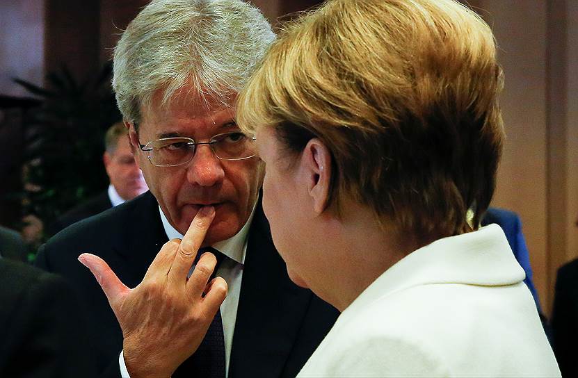 Октябрь 2017 года. Итальянский премьер-министр Паоло Джентилони беседует с Ангелой Меркель во время саммита Евросоюза в Брюсселе