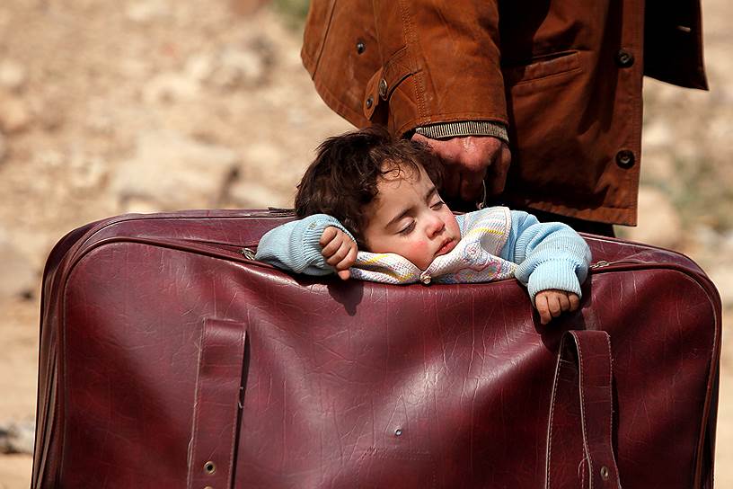 Бейт-Сава, Сирия. Ребенок спит в чемодане