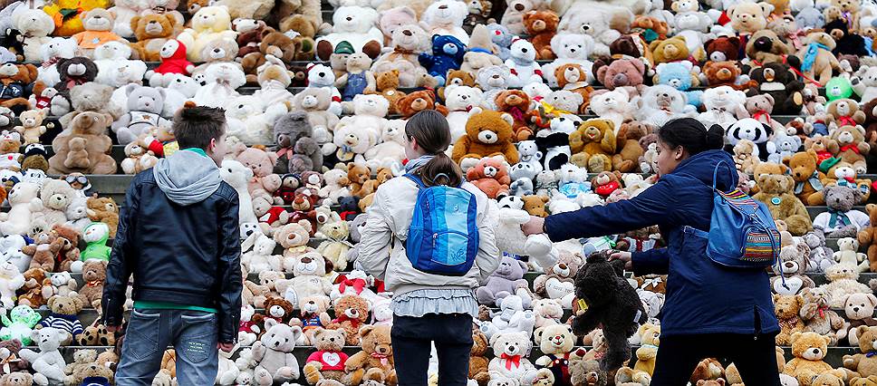Берлин, Германия. Немецкие школьники складывают мягкие игрушки в рамках акции в поддержку 740 тыс. сирийских детей, которые не могут посещать школу