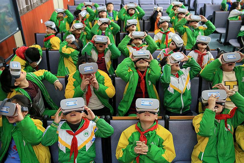 Провинция Хунань, Китай. Ученики начальной школы используют VR-очки в классе