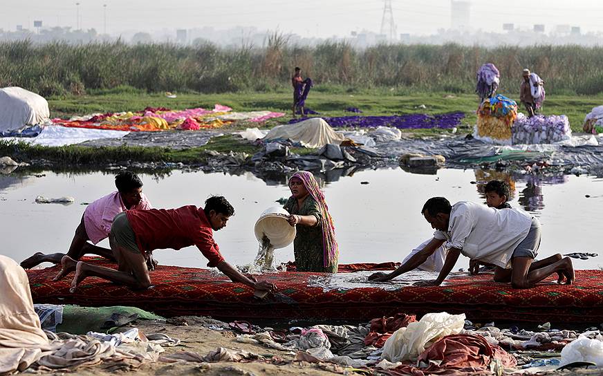 Нью-Дели, Индия. Местные жители стирают одежду в реке Джамна