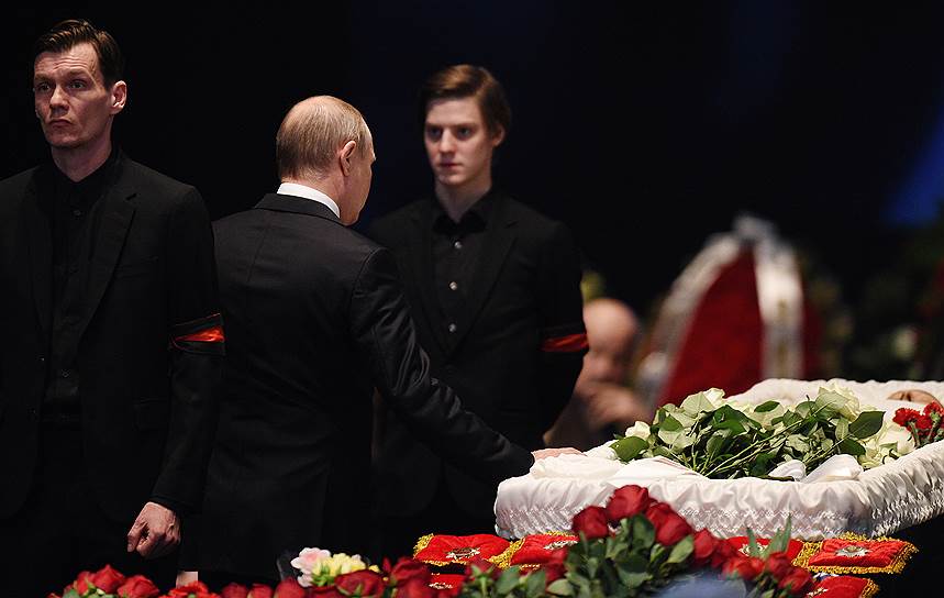 Слева направо: режиссер Филипп Янковский, президент Владимир Путин и сын Олега Табакова Павел