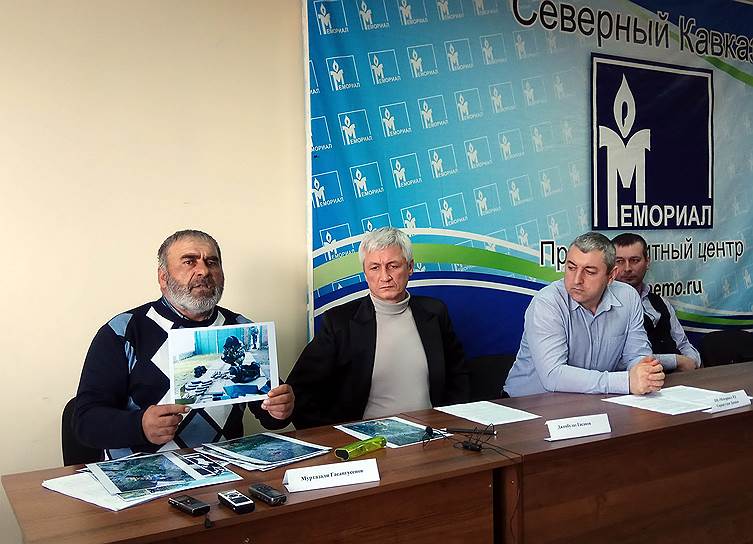 Отец погибших братьев Муртазали Гасангусенов (слева) во время пресс-конференции