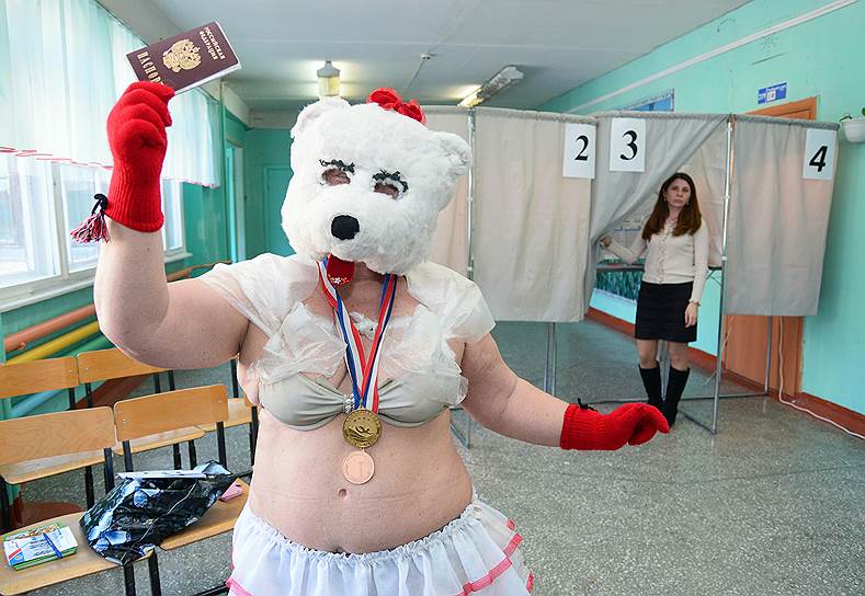 Члены клуба любителей марафонского зимнего плавания «Белые медведи» во время голосования на одном из избирательных участков Барнаула