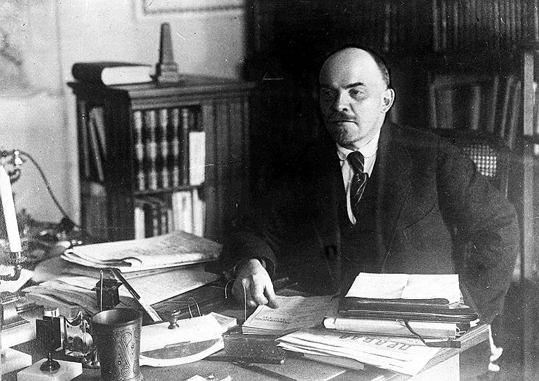 &lt;b>Владимир Ленин&lt;/b>, председатель Совета Народных Комиссаров РСФСР и СССР (1917 - 1924). &lt;b>7 лет&lt;/b> на посту