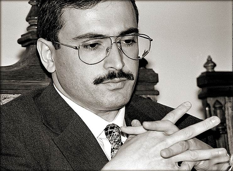 В 1990-е годы имидж экс-главы ЮКОСа Михаила Ходорковского дополняли усы 