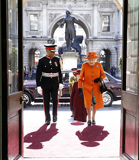 Лондон, Великобритания. Королева Елизавета II во время посещения Королевской академии художеств