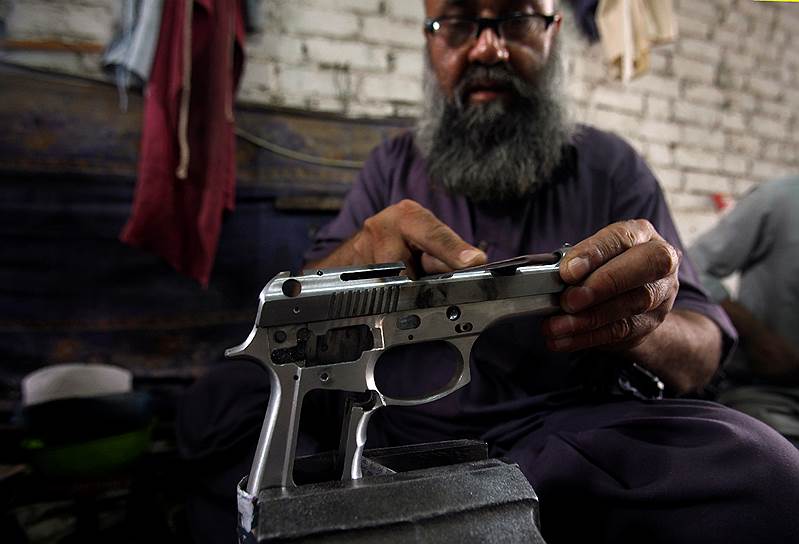 Пешавар, Пакистан. Рабочий на производстве огнестрельного оружия и боеприпасов