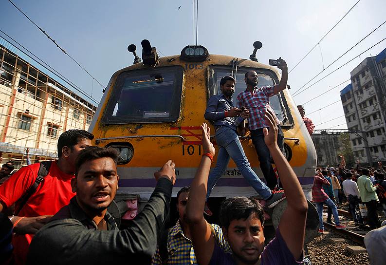 Мумбаи, Индия. Акция протеста желающих трудоустроиться на железную дорогу