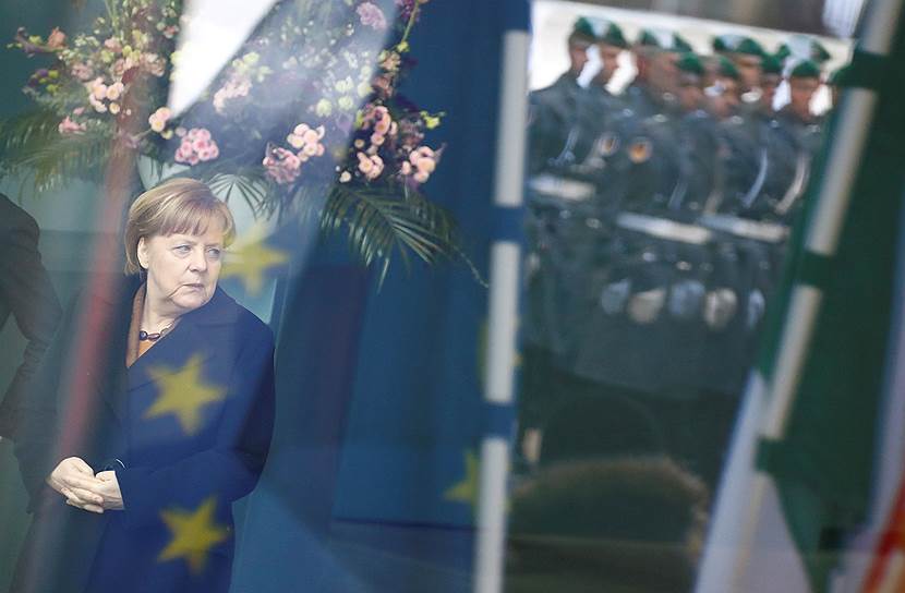 Берлин, Германия. Канцлер ФРГ Ангела Меркель в ожидании премьер-министра Ирландии Лео Варадкара
